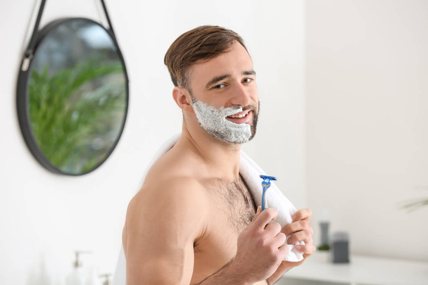 Красивый мужчина бреется в ванной
 - Фото, изображение