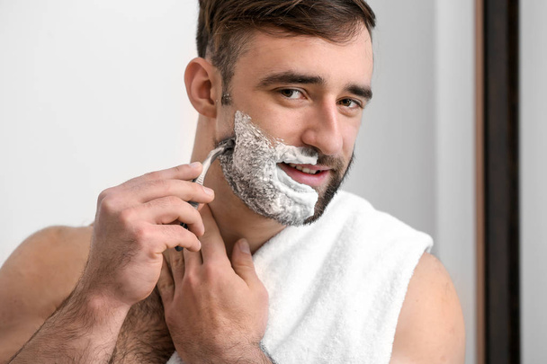バスルームでひげを剃ってハンサムな男 - 写真・画像