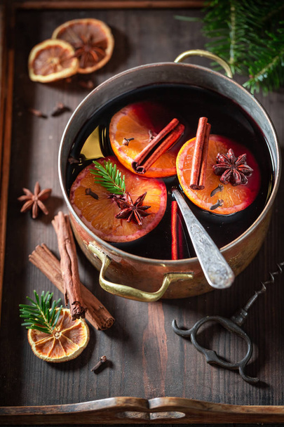 Hot and sweet mulled red wine on rustic table - Valokuva, kuva
