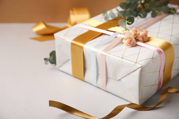 Святкова подарункова коробка на столі, крупним планом
 - Фото, зображення