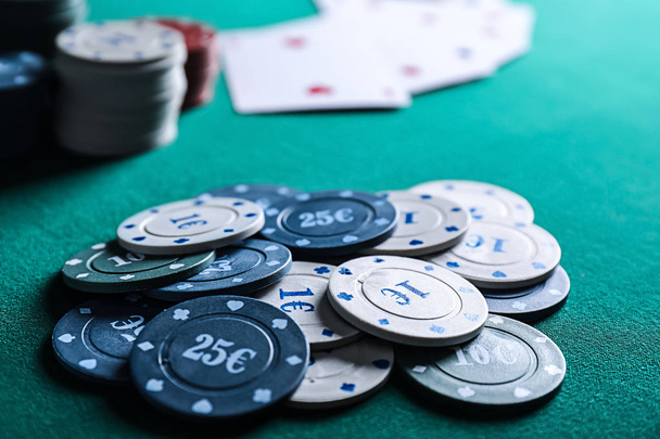 Fichas en la mesa en el casino
 - Foto, imagen