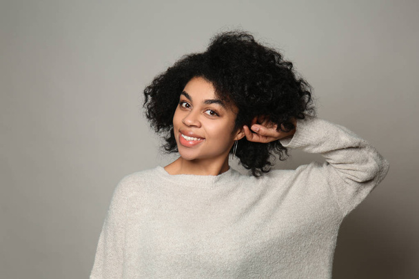 Portré, fiatal afro-amerikai nő a szürke háttér - Fotó, kép