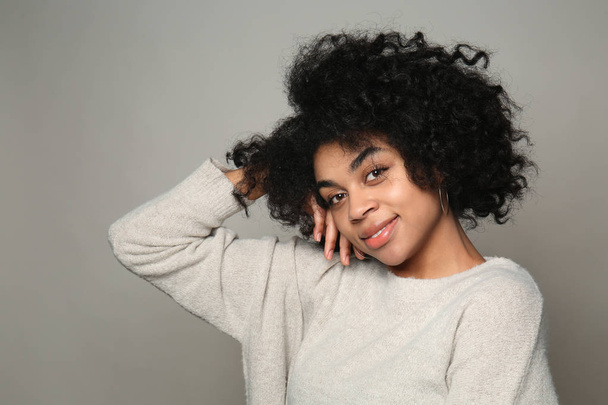 Retrato de una joven afroamericana sobre fondo gris
 - Foto, imagen
