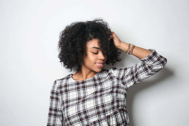 Retrato de una joven afroamericana sobre fondo blanco
 - Foto, imagen