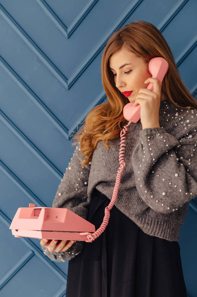 retro rózsaszín telefon egyszerű faszén érzelmek vonzó elegáns fiatal lány - Fotó, kép