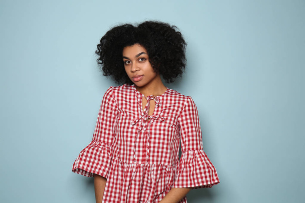 Portrét mladé afroamerické ženy na barvu pozadí - Fotografie, Obrázek