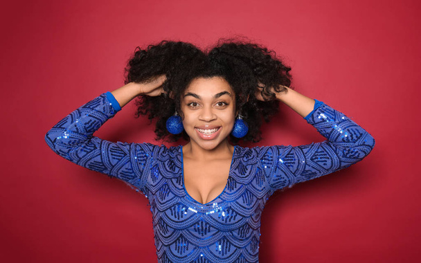 Retrato de una joven afroamericana sobre fondo de color
 - Foto, Imagen