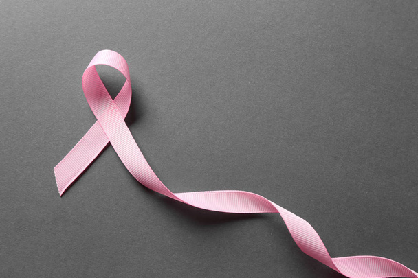 Fita rosa sobre fundo cinza. Conceito de consciência do câncer de mama
 - Foto, Imagem