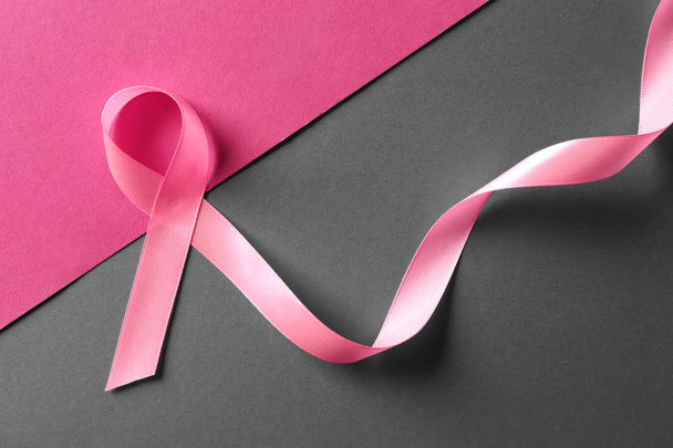 Cinta rosa sobre fondo de color. Concepto de conciencia sobre el cáncer de mama - Foto, imagen