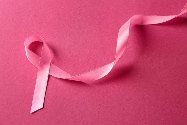 Cinta rosa sobre fondo de color. Concepto de conciencia sobre el cáncer de mama - Foto, imagen