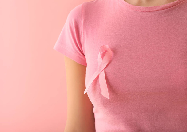 Mulher com fita rosa no fundo da cor. Conceito de consciência do câncer de mama - Foto, Imagem