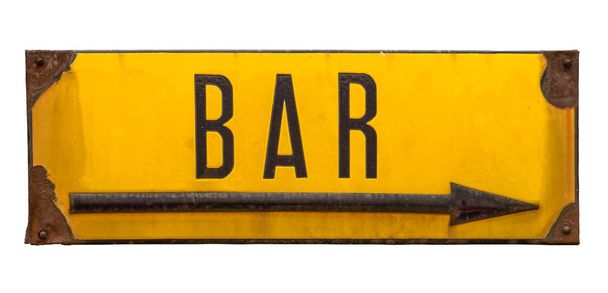 Sinal de rua enferrujado rústico isolado para uma barra com seta em um fundo branco
 - Foto, Imagem