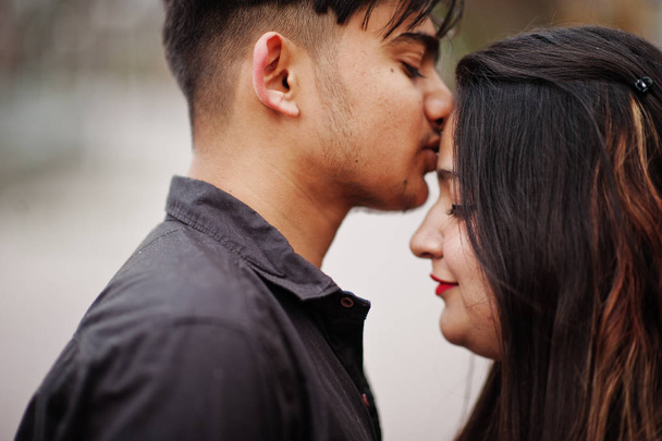 Historia de amor de pareja india posó besando al aire libre
. - Foto, imagen