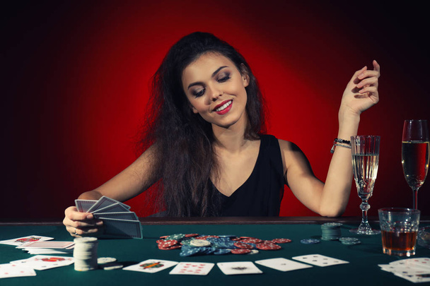 Piękne kobiece gracz przy stole w kasynie - Zdjęcie, obraz