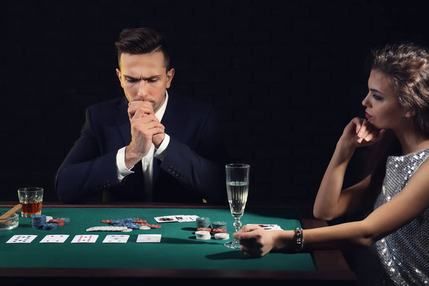 Ihmiset pelaavat korttia kasinolla
 - Valokuva, kuva