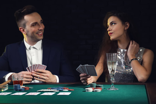 Lidé hrací karty casino - Fotografie, Obrázek