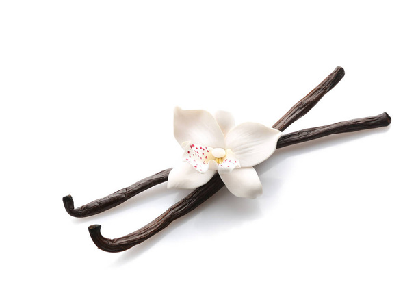 Aromatický vanilkové tyčinky na bílém pozadí - Fotografie, Obrázek
