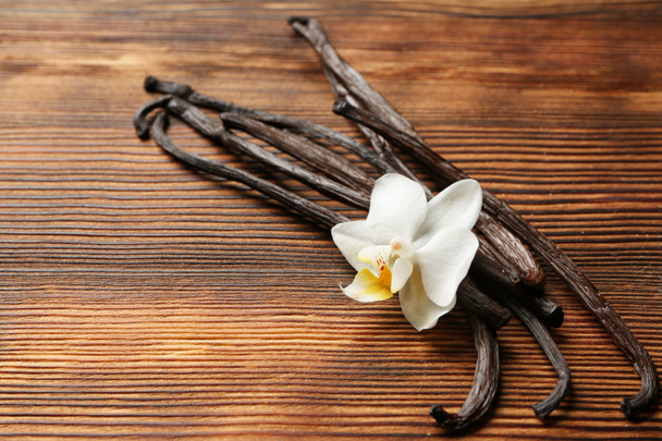 Bastoncini di vaniglia aromatici su sfondo di legno
 - Foto, immagini