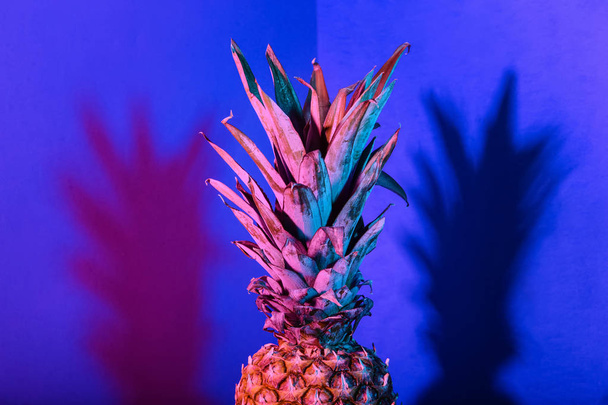 Dojrzały ananas na kolor tła - Zdjęcie, obraz