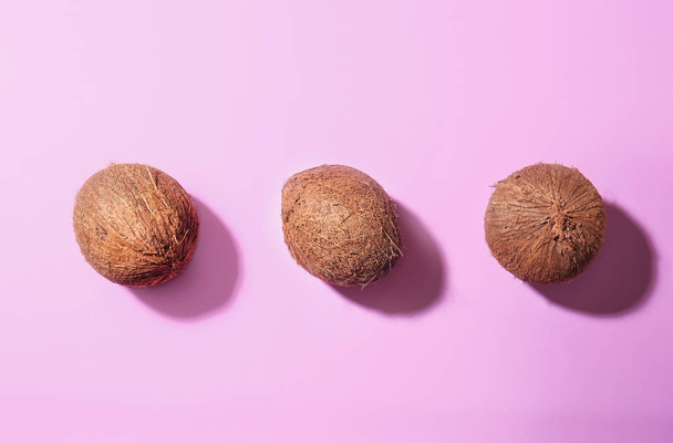 Savoureux noix de coco sur fond de couleur
 - Photo, image