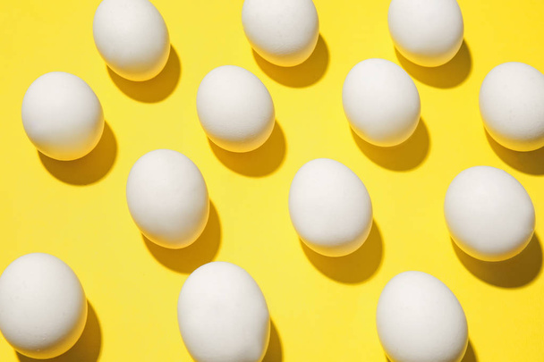 Muitos ovos de galinha no fundo da cor
 - Foto, Imagem