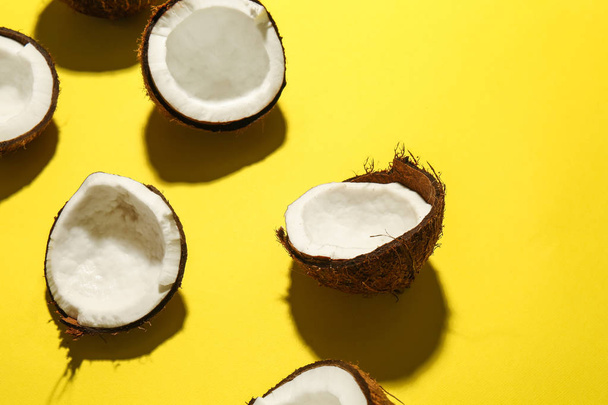 Половина свежих кокосов на цветном фоне
 - Фото, изображение