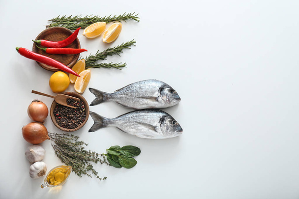 ドラド鮮魚や白い背景の上の食材 - 写真・画像