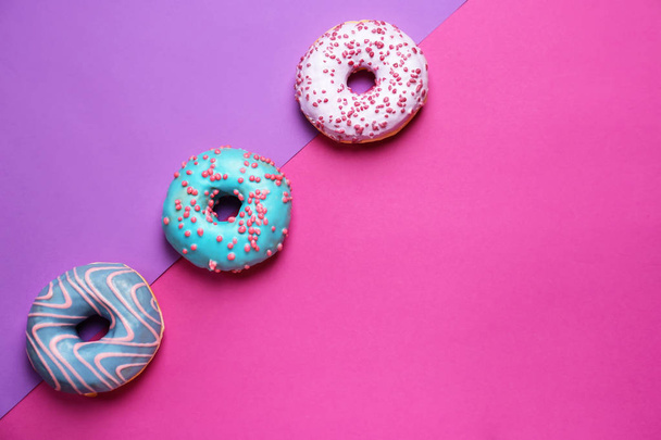 Makea maukkaita donitseja värillinen tausta - Valokuva, kuva
