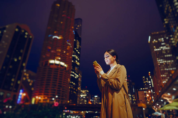 girl at night with phone - Φωτογραφία, εικόνα