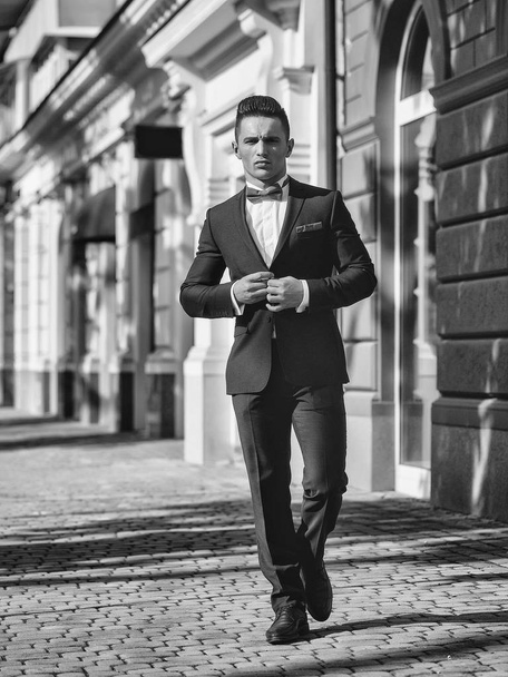 Young man in suit  - Valokuva, kuva
