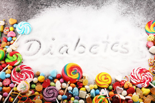 Voeding en gewicht verlies, ontkenning van zoet. diabetes tekst met concept. De beschrijving van de suiker in het zwart. snoep. Diabetes problemen, Hommeles in eten, afhankelijkheid van smaakstof. Pijn in de tanden, cariës - Foto, afbeelding