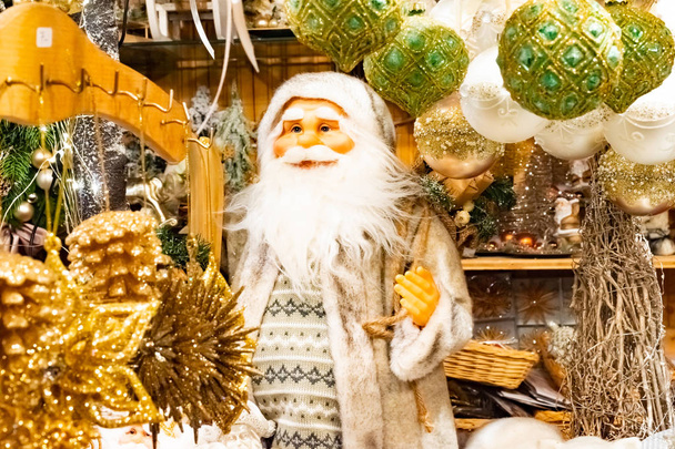 Babbo Natale e pupazzo di neve Decorazioni natalizie al mercatino di Natale di fronte al municipio Rathaus di Vienna, Austria
 - Foto, immagini