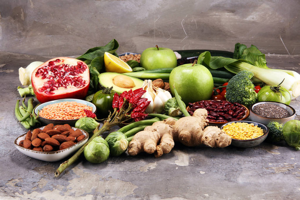 Здоровое питание чистый выбор еды. фрукты, овощи, семена, суперпродукты, крупы, листья овощей. веганская или веганская еда
 - Фото, изображение