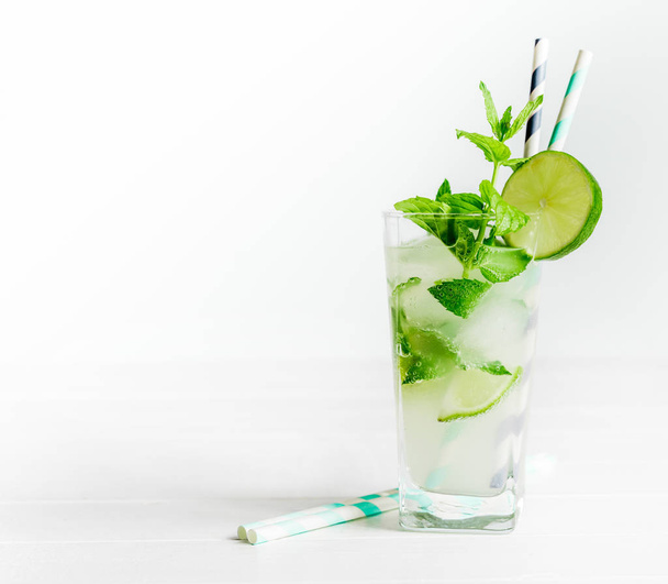 Non-alcoholic cocktail mojito with ingredients for its preparation - Valokuva, kuva
