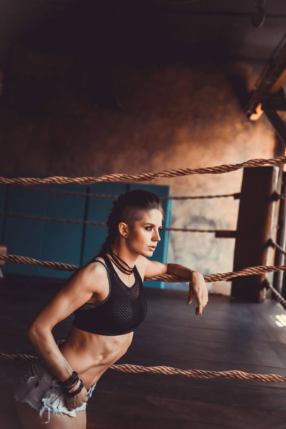 フィットネス筋力トレーニングのトレーニング コンセプト背景 - 筋肉ボディービルダー セクシーなスポーツ少女がジムでエクササイズ - 写真・画像