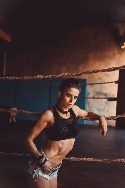 Fitness Krafttraining Trainingskonzept Hintergrund - muskulöser Bodybuilder sexy Sportmädchen macht Übungen im Fitnessstudio - Foto, Bild