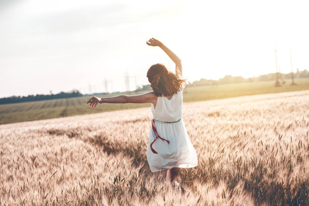 mutlu yaz ve özgürlük. Güneşli bir da buğday sahada güzel kız - Fotoğraf, Görsel