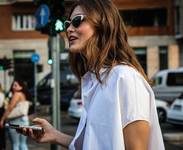 Milan, Italië - 19 September-2018: Model Grace Elizabeth op straat tijdens de Milan Fashion Week. - Foto, afbeelding
