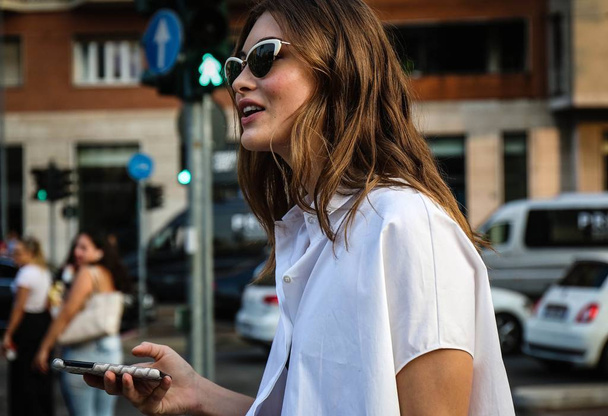 MILAN, Italy- September 19 2018: Model Grace Elizabeth on the street during the Milan Fashion Week. - Foto, imagen
