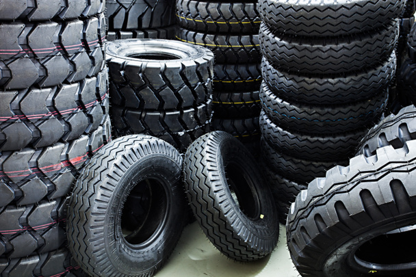 gros pneus pour les gros camions et les véhicules lourds
  - Photo, image