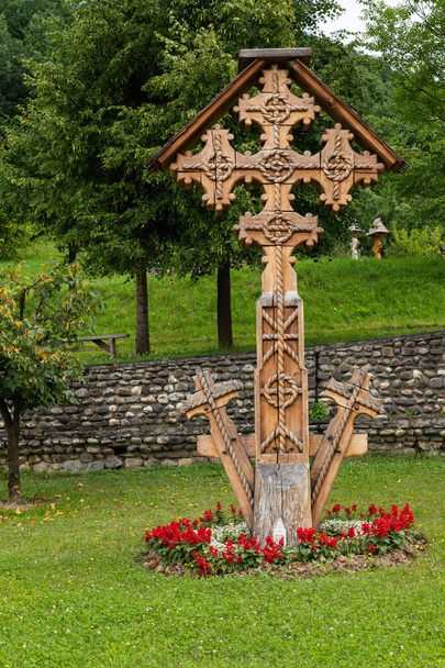 Mosteiro de Barsana Detalhe arquitetônico - Cruz esculpida de madeira tradicional (Maramures, Romania
). - Foto, Imagem