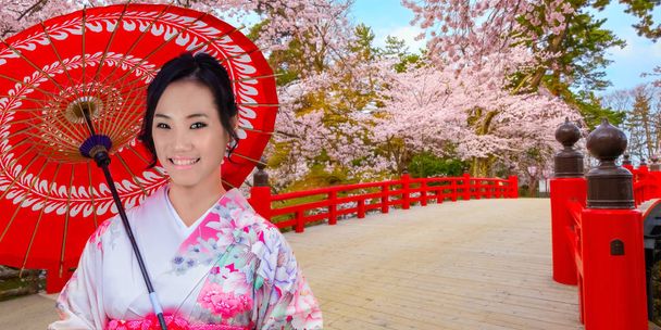 Mujer japonesa en Kimonodress con plena floración Sakura - Flor de cerezo en el parque Hirosaki, Japón
 - Foto, Imagen