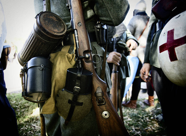 Rifle histórico, réplica del utilizado por los soldados aliados durante la Segunda Guerra Mundial, llevado por un soldado disfrazado
 - Foto, imagen