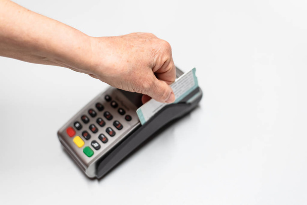 Ženská ruka předávání kreditní karty dataphone, čtečka karet účtovat v době prodeje. - Fotografie, Obrázek
