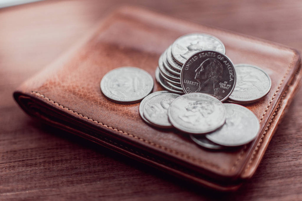Amerikai dollár-érmék kikerülnek a fa talble pénztárca. - Fotó, kép