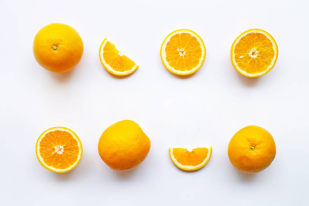 Cítricos naranjas frescas sobre fondo blanco
. - Foto, imagen