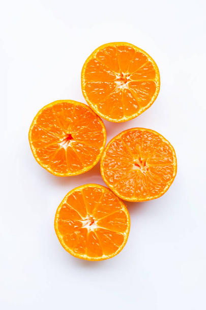 Πορτοκαλί φρούτα σε λευκό φόντο. Το Top view - Φωτογραφία, εικόνα