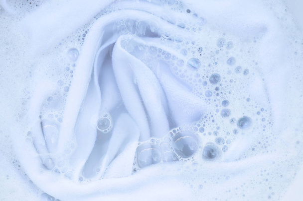 Inzuppare un panno prima del lavaggio, panno bianco - Foto, immagini