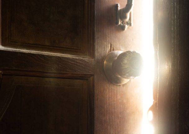 Régi nyitott ajtó könnyű lágy fókusz - Fotó, kép