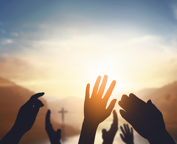 Maailman uskontopäivä Concept: Ihmisen avata kaksi tyhjää kädet ylös tausta
 - Valokuva, kuva